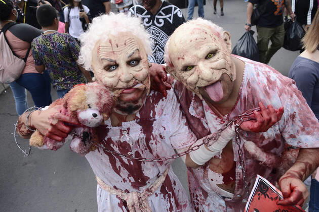October 22, Mexico City, Mexico: A participant walks during the 15th anniversary march of the annual Zombie Walk at Revolution Monumento. on October 22, 2022 in Mexico City, Mexico. Mexico City Mexico - ZUMAe321 20221022_zia_e321_032 Copyright: xCarlosxTischler EyepixxGroupx