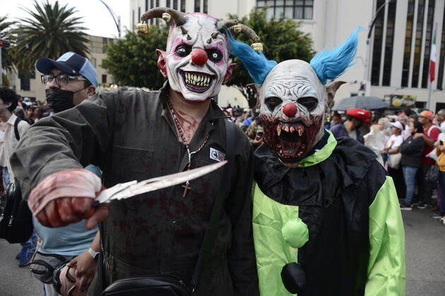 October 22, Mexico City, Mexico: A participant walks during the 15th anniversary march of the annual Zombie Walk at Revolution Monumento. on October 22, 2022 in Mexico City, Mexico. Mexico City Mexico - ZUMAe321 20221022_zia_e321_028 Copyright: xCarlosxTischler EyepixxGroupx