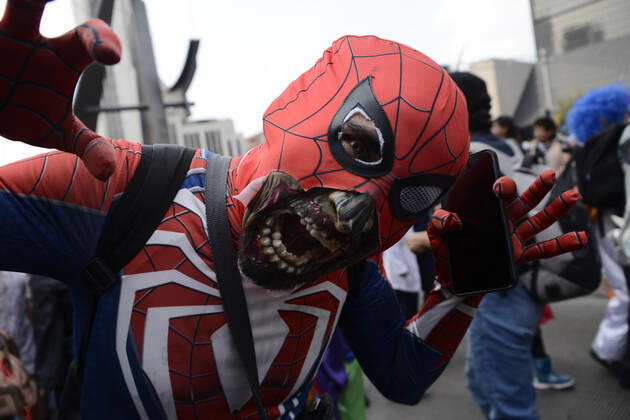 October 22, Mexico City, Mexico: A participant walks during the 15th anniversary march of the annual Zombie Walk at Revolution Monumento. on October 22, 2022 in Mexico City, Mexico. Mexico City Mexico - ZUMAe321 20221022_zia_e321_022 Copyright: xCarlosxTischler EyepixxGroupx