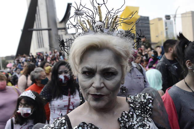 October 22, Mexico City, Mexico: A participant walks during the 15th anniversary march of the annual Zombie Walk at Revolution Monumento. on October 22, 2022 in Mexico City, Mexico. Mexico City Mexico - ZUMAe321 20221022_zia_e321_021 Copyright: xCarlosxTischler EyepixxGroupx