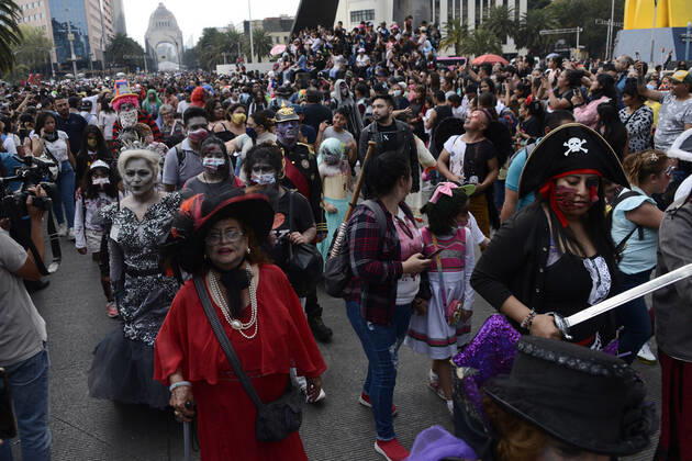 October 22, Mexico City, Mexico: A participant walks during the 15th anniversary march of the annual Zombie Walk at Revolution Monumento. on October 22, 2022 in Mexico City, Mexico. Mexico City Mexico - ZUMAe321 20221022_zia_e321_020 Copyright: xCarlosxTischler EyepixxGroupx