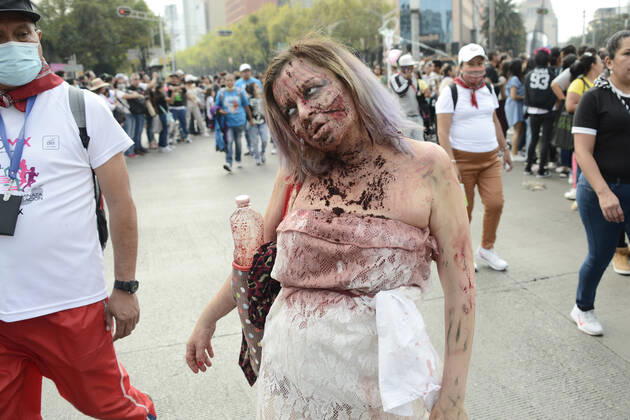 October 22, Mexico City, Mexico: A participant walks during the 15th anniversary march of the annual Zombie Walk at Revolution Monumento. on October 22, 2022 in Mexico City, Mexico. Mexico City Mexico - ZUMAe321 20221022_zia_e321_014 Copyright: xCarlosxTischler EyepixxGroupx