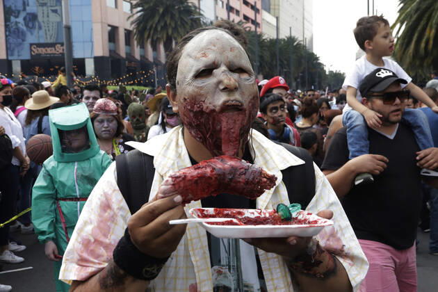 October 22, 2022, Mexico City, Mexico: Thousands of undead participated in the Zombie March, from the Monument to the Revolution to the Zocalo in Mexico City. on October 22, 2022 in Mexico City, Mexico Mexico City Mexico - ZUMAe321 20221022_zia_e321_098 Copyright: xeyepixx