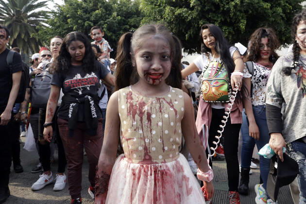 October 22, 2022, Mexico City, Mexico: Thousands of undead participated in the Zombie March, from the Monument to the Revolution to the Zocalo in Mexico City. on October 22, 2022 in Mexico City, Mexico Mexico City Mexico - ZUMAe321 20221022_zia_e321_099 Copyright: xeyepixx