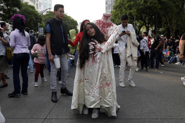October 22, 2022, Mexico City, Mexico: Thousands of undead participated in the Zombie March, from the Monument to the Revolution to the Zocalo in Mexico City. on October 22, 2022 in Mexico City, Mexico Mexico City Mexico - ZUMAe321 20221022_zia_e321_102 Copyright: xeyepixx