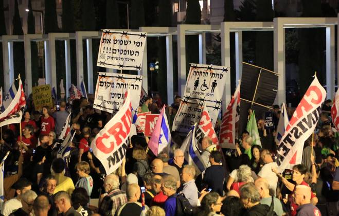 Demonstrators gather to rally against former Israeli Prime Minister Benjamin Netanyahu Demonstrators gather to rally against former Israeli Prime Minister Benjamin Netanyahu who is running as the leader of the Likud party on October 29, 2022 in Tel Aviv, Israel. Israelis return to the polls on November 1 for a fifth general election in four years. Photo by Saeed Qaq apaimages Tel Aviv Tel Aviv Israel 301022_APA_SQ__00 (17) Copyright: xapaimagesxSaeedxQaq xapaimagesx