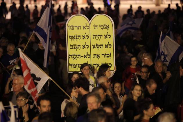 Demonstrators gather to rally against former Israeli Prime Minister Benjamin Netanyahu Demonstrators gather to rally against former Israeli Prime Minister Benjamin Netanyahu who is running as the leader of the Likud party on October 29, 2022 in Tel Aviv, Israel. Israelis return to the polls on November 1 for a fifth general election in four years. Photo by Saeed Qaq apaimages Tel Aviv Tel Aviv Israel 301022_APA_SQ__00 (2) Copyright: xapaimagesxSaeedxQaq xapaimagesx