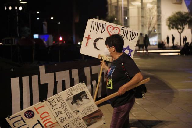 Demonstrators gather to rally against former Israeli Prime Minister Benjamin Netanyahu Demonstrators gather to rally against former Israeli Prime Minister Benjamin Netanyahu who is running as the leader of the Likud party on October 29, 2022 in Tel Aviv, Israel. Israelis return to the polls on November 1 for a fifth general election in four years. Photo by Saeed Qaq apaimages Tel Aviv Tel Aviv Israel 301022_APA_SQ__00 (20) Copyright: xapaimagesxSaeedxQaq xapaimagesx
