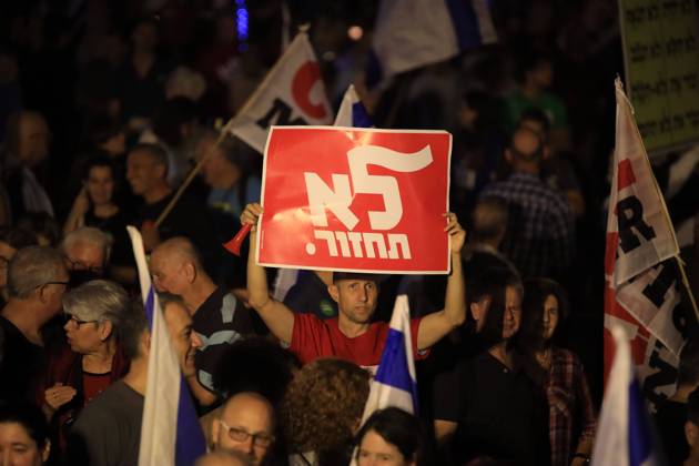 Demonstrators gather to rally against former Israeli Prime Minister Benjamin Netanyahu Demonstrators gather to rally against former Israeli Prime Minister Benjamin Netanyahu who is running as the leader of the Likud party on October 29, 2022 in Tel Aviv, Israel. Israelis return to the polls on November 1 for a fifth general election in four years. Photo by Saeed Qaq apaimages Tel Aviv Tel Aviv Israel 301022_APA_SQ__00 (3) Copyright: xapaimagesxSaeedxQaq xapaimagesx