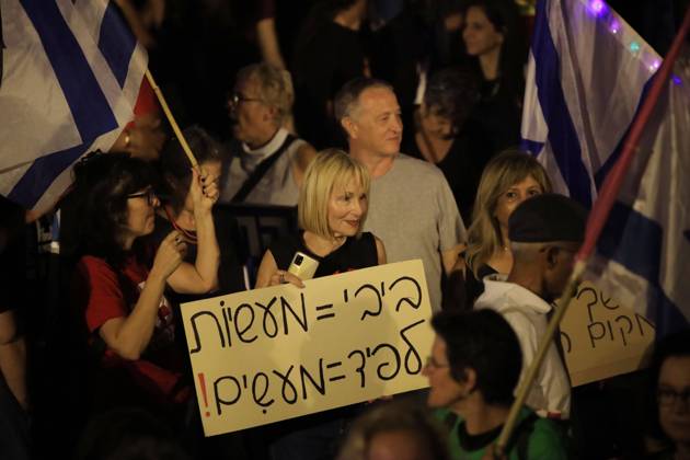 Demonstrators gather to rally against former Israeli Prime Minister Benjamin Netanyahu Demonstrators gather to rally against former Israeli Prime Minister Benjamin Netanyahu who is running as the leader of the Likud party on October 29, 2022 in Tel Aviv, Israel. Israelis return to the polls on November 1 for a fifth general election in four years. Photo by Saeed Qaq apaimages Tel Aviv Tel Aviv Israel 301022_APA_SQ__00 (4) Copyright: xapaimagesxSaeedxQaq xapaimagesx