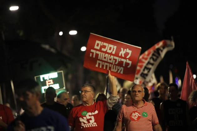 Demonstrators gather to rally against former Israeli Prime Minister Benjamin Netanyahu Demonstrators gather to rally against former Israeli Prime Minister Benjamin Netanyahu who is running as the leader of the Likud party on October 29, 2022 in Tel Aviv, Israel. Israelis return to the polls on November 1 for a fifth general election in four years. Photo by Saeed Qaq apaimages Tel Aviv Tel Aviv Israel 301022_APA_SQ__00 (7) Copyright: xapaimagesxSaeedxQaq xapaimagesx