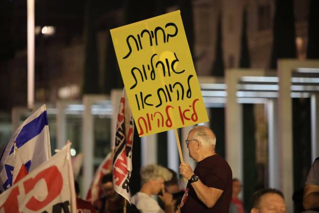 Demonstrators gather to rally against former Israeli Prime Minister Benjamin Netanyahu Demonstrators gather to rally against former Israeli Prime Minister Benjamin Netanyahu who is running as the leader of the Likud party on October 29, 2022 in Tel Aviv, Israel. Israelis return to the polls on November 1 for a fifth general election in four years. Photo by Saeed Qaq apaimages Tel Aviv Tel Aviv Israel 301022_APA_SQ__00 (1) Copyright: xapaimagesxSaeedxQaq xapaimagesx