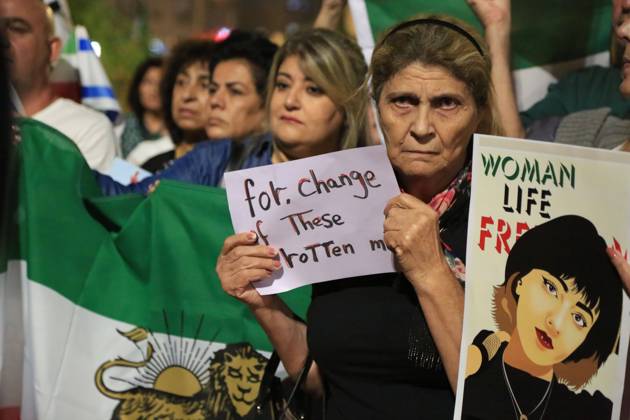 Demonstrators gather to rally against former Israeli Prime Minister Benjamin Netanyahu Demonstrators hold signs and Iranian flags as they protest against the death of Masha Amini and in solidarity with the Iranian protesters on October 29, 2022 in Tel Aviv, Israel. The march coincides with a series of similar events held today in cities around the world, in solidarity with Iranian activists driving a weeks-long protest movement in that country. Photo by Saeed Qaq apaimages Tel Aviv Tel Aviv Israel 291022_APA_SQ_00 (15) Copyright: xapaimagesxSaeedxQaq xapaimagesx