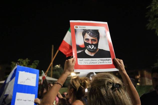 Demonstrators gather to rally against former Israeli Prime Minister Benjamin Netanyahu Demonstrators hold signs and Iranian flags as they protest against the death of Masha Amini and in solidarity with the Iranian protesters on October 29, 2022 in Tel Aviv, Israel. The march coincides with a series of similar events held today in cities around the world, in solidarity with Iranian activists driving a weeks-long protest movement in that country. Photo by Saeed Qaq apaimages Tel Aviv Tel Aviv Israel 291022_APA_SQ_00 (1) Copyright: xapaimagesxSaeedxQaq xapaimagesx
