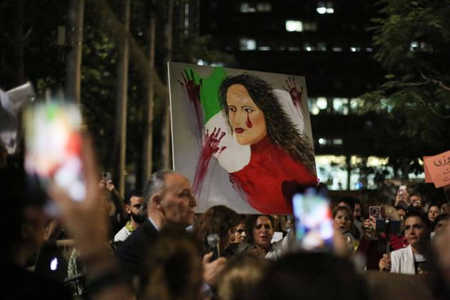 Demonstrators gather to rally against former Israeli Prime Minister Benjamin Netanyahu Demonstrators hold signs and Iranian flags as they protest against the death of Masha Amini and in solidarity with the Iranian protesters on October 29, 2022 in Tel Aviv, Israel. The march coincides with a series of similar events held today in cities around the world, in solidarity with Iranian activists driving a weeks-long protest movement in that country. Photo by Saeed Qaq apaimages Tel Aviv Tel Aviv Israel 291022_APA_SQ_00 (10) Copyright: xapaimagesxSaeedxQaq xapaimagesx