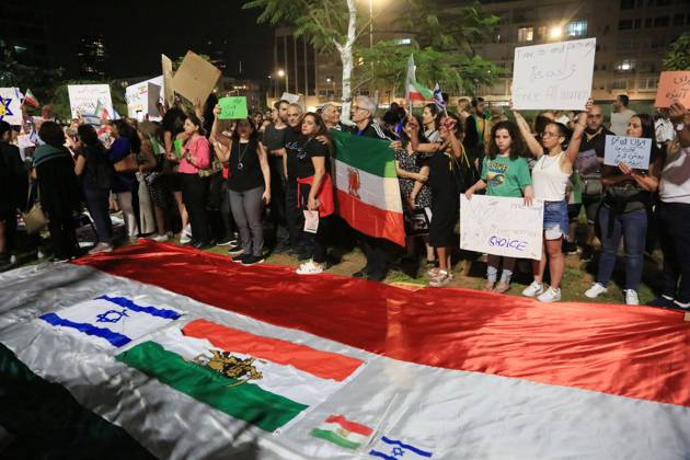 Demonstrators gather to rally against former Israeli Prime Minister Benjamin Netanyahu Demonstrators hold signs and Iranian flags as they protest against the death of Masha Amini and in solidarity with the Iranian protesters on October 29, 2022 in Tel Aviv, Israel. The march coincides with a series of similar events held today in cities around the world, in solidarity with Iranian activists driving a weeks-long protest movement in that country. Photo by Saeed Qaq apaimages Tel Aviv Tel Aviv Israel 291022_APA_SQ_00 (14) Copyright: xapaimagesxSaeedxQaq xapaimagesx
