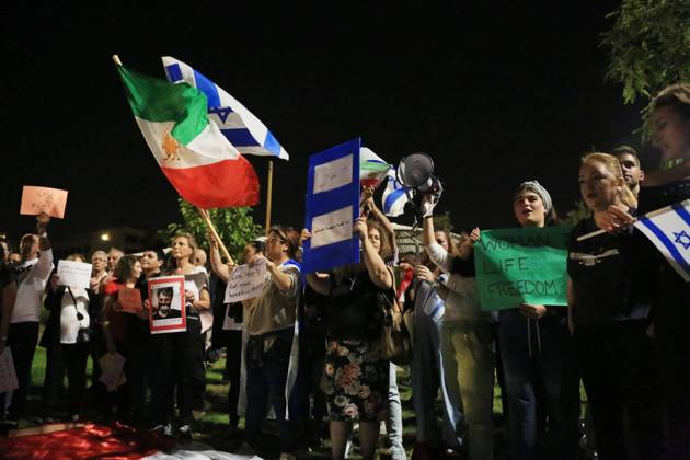 Demonstrators gather to rally against former Israeli Prime Minister Benjamin Netanyahu Demonstrators hold signs and Iranian flags as they protest against the death of Masha Amini and in solidarity with the Iranian protesters on October 29, 2022 in Tel Aviv, Israel. The march coincides with a series of similar events held today in cities around the world, in solidarity with Iranian activists driving a weeks-long protest movement in that country. Photo by Saeed Qaq apaimages Tel Aviv Tel Aviv Israel 291022_APA_SQ_00 (2) Copyright: xapaimagesxSaeedxQaq xapaimagesx