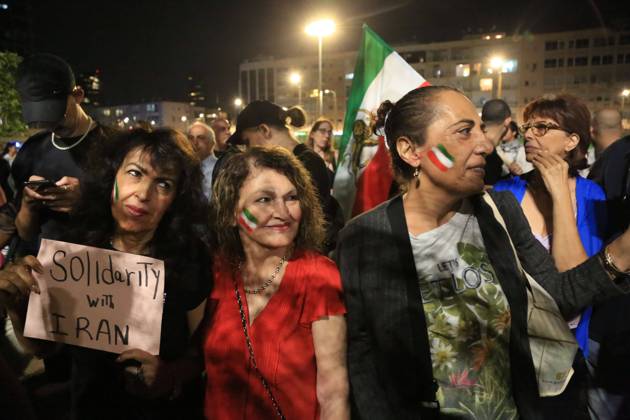Demonstrators gather to rally against former Israeli Prime Minister Benjamin Netanyahu Demonstrators hold signs and Iranian flags as they protest against the death of Masha Amini and in solidarity with the Iranian protesters on October 29, 2022 in Tel Aviv, Israel. The march coincides with a series of similar events held today in cities around the world, in solidarity with Iranian activists driving a weeks-long protest movement in that country. Photo by Saeed Qaq apaimages Tel Aviv Tel Aviv Israel 291022_APA_SQ_00 (3) Copyright: xapaimagesxSaeedxQaq xapaimagesx