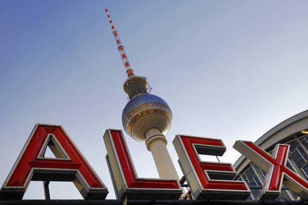 S Train station Alexanderplatz with the Berlin Television Tower on Evening, Alex, Berlin Center, Germany, Berlin Alexanderplatz S Rail Station With The Berlin TV Tower in The evening, Alex, Berlin Center, Germany, Berlin BLWS675129 Copyright: xblickwinkel S.xZiesex