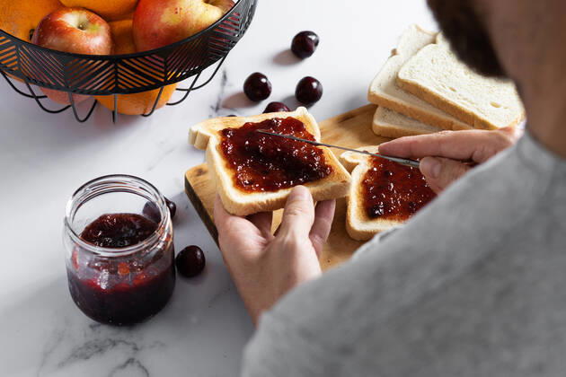 IMAGO Creative, Jahreszeit Sommer, Food, Marmelade kochen From above of crop anonymous man spreading sweet cherry jam on crispy toast with knife while preparing breakfast EstefaniaTorres_ID1062_40150_001 Copyright: xEstefaniaxTorresx Model Released