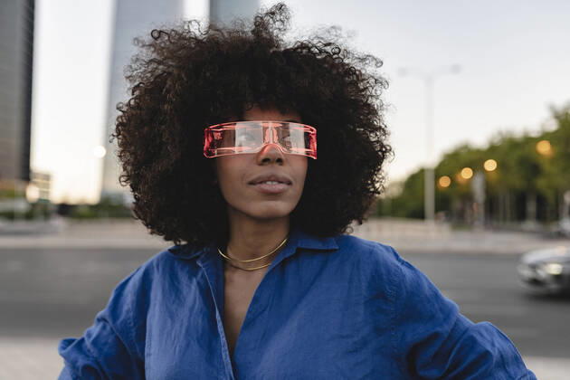 IMAGO Creative: Business, Innovative Technologie-Lösungen Woman with Afro hairstyle wearing smart glasses model released, Symbolfoto, JCCMF07424