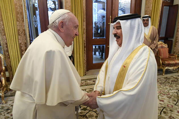 November 5, 2022, Roma: A moment of the meeting of Pope Francis with the King of Bahrain Hamad bin Isa Al Khalifa on the occasion of his Apostolic Journey to Bahrain, 5 November 2022. ANSA PRESS OFFICE VATICAN MEDIA Roma - ZUMAa110 20221105_zaf_a110_042 Copyright: xAnsa PressxOfficexVaticanxMediax
