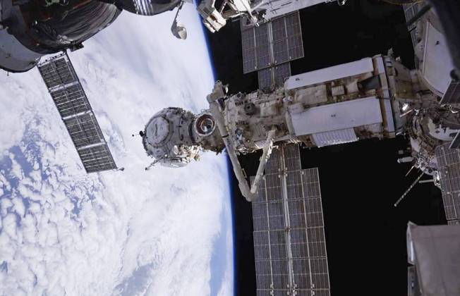 ISS, Roboterarm European Robotic Arm ERA NOVEMBER 7, 2022: The European Robotic Arm (ERA) in action. Designed by Fokker Space, the European Robotic Arm serves the Nauka module on the Russian Orbital Segment of the International Space Station (ISS). Video screen grab. Best quality available. Dmitry Petelin TASS  55762282