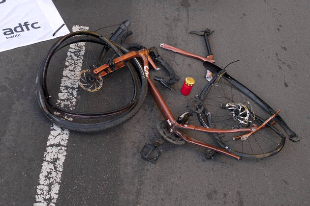 Mahnwache getoetete Radfahrerin DEU, Deutschland, Germany, Berlin, 06.11.2022 Kundgebung mit kaputtem Opferrad bei der Mahnwache fuer getoetete Radfahrerin 44 Jahre 03.11.2022 und Verkehrsunfallopfer Erinnerungs Rad der Initiativen ADFC Allgemeiner Deutscher Fahrrad Club, Vision Zero und Changing Cities an der Spichernstrasse Bundesstrasse in Berlin, Deutschland. Aktion fuer mehr Sicherheit im Strassenverkehr auf Grundlage des Unfalls zwischen einem Lastwagen Betonmischer und vom Opfer am 31. Oktober 2022 an der Ungluecksstelle. Kritik gab es an einer Aktion von Klimaaktivisten Aufstand der Letzten Generation welche angeblich die Rettung erschwerte. en: Rally with destroyed bike during a vigil for killed woman cyclist and traffic accident v