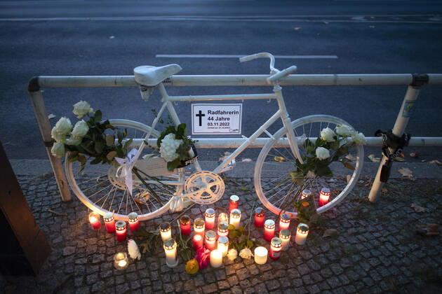 Mahnwache getoetete Radfahrerin DEU, Deutschland, Germany, Berlin, 06.11.2022 Kundgebung mit Symbol weisses Rad Geisterrad und Schild Mahnwache fuer getoetete Radfahrerin 44 Jahre 03.11.2022 und Verkehrsunfallopfer Erinnerungs Rad der Initiativen ADFC Allgemeiner Deutscher Fahrrad Club, Vision Zero und Changing Cities an der Spichernstrasse Bundesstrasse in Berlin, Deutschland. Aktion fuer mehr Sicherheit im Strassenverkehr auf Grundlage des Unfalls zwischen einem Lastwagen Betonmischer und vom Opfer am 31. Oktober 2022 an der Ungluecksstelle. Kritik gab es an einer Aktion von Klimaaktivisten Aufstand der Letzten Generation welche angeblich die Rettung erschwerte. en: Rally with symbol ghost bike and sign vigil for killed woman cyclist and