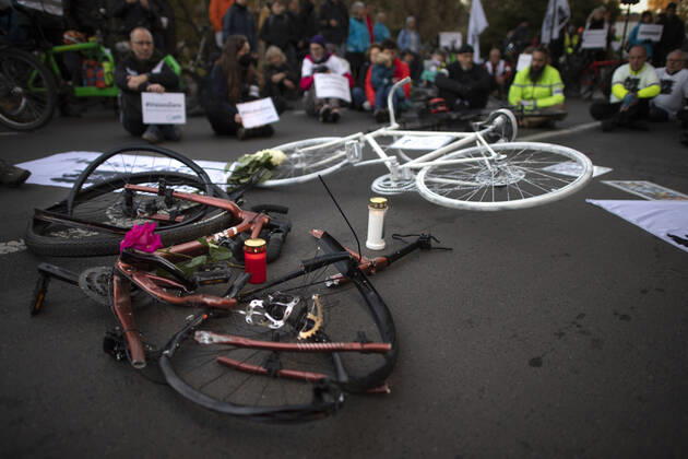 Mahnwache getoetete Radfahrerin DEU, Deutschland, Germany, Berlin, 06.11.2022 Kundgebung mit kaputtem Opferrad Symbol weisses Rad Geisterrad und Schild Mahnwache fuer getoetete Radfahrerin 44 Jahre 03.11.2022 und Verkehrsunfallopfer Erinnerungs Rad der Initiativen ADFC Allgemeiner Deutscher Fahrrad Club, Vision Zero und Changing Cities an der Spichernstrasse Bundesstrasse in Berlin, Deutschland. Aktion fuer mehr Sicherheit im Strassenverkehr auf Grundlage des Unfalls zwischen einem Lastwagen Betonmischer und vom Opfer am 31. Oktober 2022 an der Ungluecksstelle. Kritik gab es an einer Aktion von Klimaaktivisten Aufstand der Letzten Generation welche angeblich die Rettung erschwerte. en: Rally with destroyed bike and symbol ghost bike and sig
