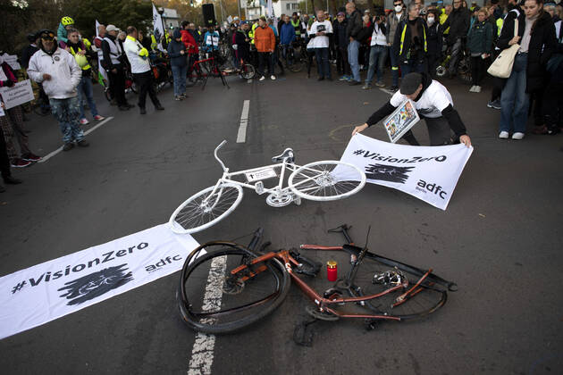 Mahnwache getoetete Radfahrerin DEU, Deutschland, Germany, Berlin, 06.11.2022 Kundgebung mit kaputtem Opferrad Symbol weisses Rad Geisterrad und Schild Mahnwache fuer getoetete Radfahrerin 44 Jahre 03.11.2022 und Verkehrsunfallopfer Erinnerungs Rad der Initiativen ADFC Allgemeiner Deutscher Fahrrad Club, Vision Zero und Changing Cities an der Spichernstrasse Bundesstrasse in Berlin, Deutschland. Aktion fuer mehr Sicherheit im Strassenverkehr auf Grundlage des Unfalls zwischen einem Lastwagen Betonmischer und vom Opfer am 31. Oktober 2022 an der Ungluecksstelle. Kritik gab es an einer Aktion von Klimaaktivisten Aufstand der Letzten Generation welche angeblich die Rettung erschwerte. en: Rally with destroyed bike and symbol ghost bike and sig