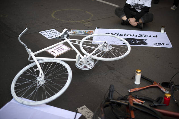 Mahnwache getoetete Radfahrerin DEU, Deutschland, Germany, Berlin, 06.11.2022 Kundgebung mit kaputtem Opferrad Symbol weisses Rad Geisterrad und Schild Mahnwache fuer getoetete Radfahrerin 44 Jahre 03.11.2022 und Verkehrsunfallopfer Erinnerungs Rad der Initiativen ADFC Allgemeiner Deutscher Fahrrad Club, Vision Zero und Changing Cities an der Spichernstrasse Bundesstrasse in Berlin, Deutschland. Aktion fuer mehr Sicherheit im Strassenverkehr auf Grundlage des Unfalls zwischen einem Lastwagen Betonmischer und vom Opfer am 31. Oktober 2022 an der Ungluecksstelle. Kritik gab es an einer Aktion von Klimaaktivisten Aufstand der Letzten Generation welche angeblich die Rettung erschwerte. en: Rally with destroyed bike and symbol ghost bike and sig