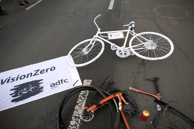Mahnwache getoetete Radfahrerin DEU, Deutschland, Germany, Berlin, 06.11.2022 Kundgebung mit kaputtem Opferrad Symbol weisses Rad Geisterrad und Schild Mahnwache fuer getoetete Radfahrerin 44 Jahre 03.11.2022 und Verkehrsunfallopfer Erinnerungs Rad der Initiativen ADFC Allgemeiner Deutscher Fahrrad Club, Vision Zero und Changing Cities an der Spichernstrasse Bundesstrasse in Berlin, Deutschland. Aktion fuer mehr Sicherheit im Strassenverkehr auf Grundlage des Unfalls zwischen einem Lastwagen Betonmischer und vom Opfer am 31. Oktober 2022 an der Ungluecksstelle. Kritik gab es an einer Aktion von Klimaaktivisten Aufstand der Letzten Generation welche angeblich die Rettung erschwerte. en: Rally with destroyed bike and symbol ghost bike and sig