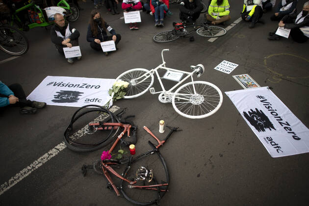 Mahnwache getoetete Radfahrerin DEU, Deutschland, Germany, Berlin, 06.11.2022 Kundgebung mit kaputtem Opferrad Symbol weisses Rad Geisterrad und Schild Mahnwache fuer getoetete Radfahrerin 44 Jahre 03.11.2022 und Verkehrsunfallopfer Erinnerungs Rad der Initiativen ADFC Allgemeiner Deutscher Fahrrad Club, Vision Zero und Changing Cities an der Spichernstrasse Bundesstrasse in Berlin, Deutschland. Aktion fuer mehr Sicherheit im Strassenverkehr auf Grundlage des Unfalls zwischen einem Lastwagen Betonmischer und vom Opfer am 31. Oktober 2022 an der Ungluecksstelle. Kritik gab es an einer Aktion von Klimaaktivisten Aufstand der Letzten Generation welche angeblich die Rettung erschwerte. en: Rally with destroyed bike and symbol ghost bike and sig
