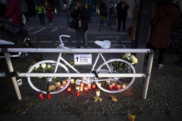 Mahnwache getoetete Radfahrerin DEU, Deutschland, Germany, Berlin, 06.11.2022 Kundgebung mit Symbol weisses Rad Geisterrad und Schild Mahnwache fuer getoetete Radfahrerin 44 Jahre 03.11.2022 und Verkehrsunfallopfer Erinnerungs Rad der Initiativen ADFC Allgemeiner Deutscher Fahrrad Club, Vision Zero und Changing Cities an der Spichernstrasse Bundesstrasse in Berlin, Deutschland. Aktion fuer mehr Sicherheit im Strassenverkehr auf Grundlage des Unfalls zwischen einem Lastwagen Betonmischer und vom Opfer am 31. Oktober 2022 an der Ungluecksstelle. Kritik gab es an einer Aktion von Klimaaktivisten Aufstand der Letzten Generation welche angeblich die Rettung erschwerte. en: Rally with symbol ghost bike and sign vigil for killed woman cyclist and