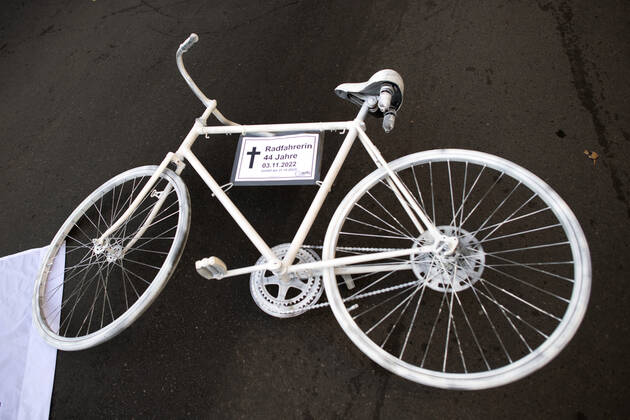 Mahnwache getoetete Radfahrerin DEU, Deutschland, Germany, Berlin, 06.11.2022 Kundgebung mit Symbol weisses Rad Geisterrad und Schild Mahnwache fuer getoetete Radfahrerin 44 Jahre 03.11.2022 und Verkehrsunfallopfer Erinnerungs Rad der Initiativen ADFC Allgemeiner Deutscher Fahrrad Club, Vision Zero und Changing Cities an der Spichernstrasse Bundesstrasse in Berlin, Deutschland. Aktion fuer mehr Sicherheit im Strassenverkehr auf Grundlage des Unfalls zwischen einem Lastwagen Betonmischer und vom Opfer am 31. Oktober 2022 an der Ungluecksstelle. Kritik gab es an einer Aktion von Klimaaktivisten Aufstand der Letzten Generation welche angeblich die Rettung erschwerte. en: Rally with symbol ghost bike and sign vigil for killed woman cyclist and