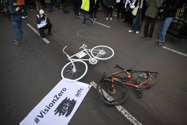 Mahnwache getoetete Radfahrerin DEU, Deutschland, Germany, Berlin, 06.11.2022 Kundgebung mit kaputtem Opferrad Symbol weisses Rad Geisterrad und Schild Mahnwache fuer getoetete Radfahrerin 44 Jahre 03.11.2022 und Verkehrsunfallopfer Erinnerungs Rad der Initiativen ADFC Allgemeiner Deutscher Fahrrad Club, Vision Zero und Changing Cities an der Spichernstrasse Bundesstrasse in Berlin, Deutschland. Aktion fuer mehr Sicherheit im Strassenverkehr auf Grundlage des Unfalls zwischen einem Lastwagen Betonmischer und vom Opfer am 31. Oktober 2022 an der Ungluecksstelle. Kritik gab es an einer Aktion von Klimaaktivisten Aufstand der Letzten Generation welche angeblich die Rettung erschwerte. en: Rally with destroyed bike and symbol ghost bike and sig