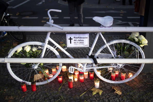 Mahnwache getoetete Radfahrerin DEU, Deutschland, Germany, Berlin, 06.11.2022 Kundgebung mit Symbol weisses Rad Geisterrad und Schild Mahnwache fuer getoetete Radfahrerin 44 Jahre 03.11.2022 und Verkehrsunfallopfer Erinnerungs Rad der Initiativen ADFC Allgemeiner Deutscher Fahrrad Club, Vision Zero und Changing Cities an der Spichernstrasse Bundesstrasse in Berlin, Deutschland. Aktion fuer mehr Sicherheit im Strassenverkehr auf Grundlage des Unfalls zwischen einem Lastwagen Betonmischer und vom Opfer am 31. Oktober 2022 an der Ungluecksstelle. Kritik gab es an einer Aktion von Klimaaktivisten Aufstand der Letzten Generation welche angeblich die Rettung erschwerte. en: Rally with symbol ghost bike and sign vigil for killed woman cyclist and