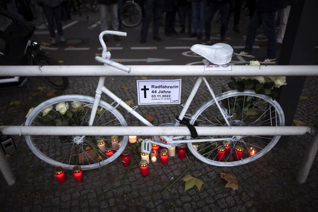 Mahnwache getoetete Radfahrerin DEU, Deutschland, Germany, Berlin, 06.11.2022 Kundgebung mit Symbol weisses Rad Geisterrad und Schild Mahnwache fuer getoetete Radfahrerin 44 Jahre 03.11.2022 und Verkehrsunfallopfer Erinnerungs Rad der Initiativen ADFC Allgemeiner Deutscher Fahrrad Club, Vision Zero und Changing Cities an der Spichernstrasse Bundesstrasse in Berlin, Deutschland. Aktion fuer mehr Sicherheit im Strassenverkehr auf Grundlage des Unfalls zwischen einem Lastwagen Betonmischer und vom Opfer am 31. Oktober 2022 an der Ungluecksstelle. Kritik gab es an einer Aktion von Klimaaktivisten Aufstand der Letzten Generation welche angeblich die Rettung erschwerte. en: Rally with symbol ghost bike and sign vigil for killed woman cyclist and