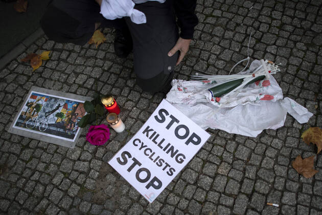 Mahnwache getoetete Radfahrerin DEU, Deutschland, Germany, Berlin, 06.11.2022 Kundgebung mit Schild Stop Killing Cyclists bei der Mahnwache fuer getoetete Radfahrerin 44 Jahre 03.11.2022 und Verkehrsunfallopfer Erinnerungs Rad der Initiativen ADFC Allgemeiner Deutscher Fahrrad Club, Vision Zero und Changing Cities an der Spichernstrasse Bundesstrasse in Berlin, Deutschland. Aktion fuer mehr Sicherheit im Strassenverkehr auf Grundlage des Unfalls zwischen einem Lastwagen Betonmischer und vom Opfer am 31. Oktober 2022 an der Ungluecksstelle. Kritik gab es an einer Aktion von Klimaaktivisten Aufstand der Letzten Generation welche angeblich die Rettung erschwerte. en: Rally with sign Stop Killing Cyclists during a vigil for killed woman cyclist