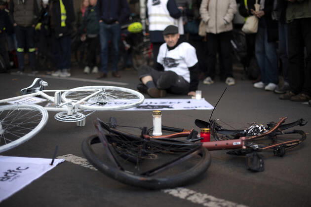 Mahnwache getoetete Radfahrerin DEU, Deutschland, Germany, Berlin, 06.11.2022 Kundgebung mit Schild Mahnwache fuer getoetete Radfahrerin 44 Jahre 03.11.2022 und Verkehrsunfallopfer Erinnerungs Rad der Initiativen ADFC Allgemeiner Deutscher Fahrrad Club, Vision Zero und Changing Cities an der Spichernstrasse Bundesstrasse in Berlin, Deutschland. Aktion fuer mehr Sicherheit im Strassenverkehr auf Grundlage des Unfalls zwischen einem Lastwagen Betonmischer und vom Opfer am 31. Oktober 2022 an der Ungluecksstelle. Kritik gab es an einer Aktion von Klimaaktivisten Aufstand der Letzten Generation welche angeblich die Rettung erschwerte. en: Rally with sign vigil for killed woman cyclist and traffic accident victim 44 years old 03.11.2022 during