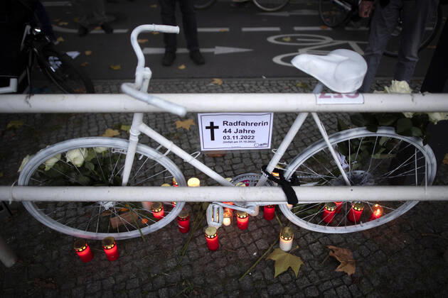 Mahnwache getoetete Radfahrerin DEU, Deutschland, Germany, Berlin, 06.11.2022 Kundgebung mit Symbol weisses Rad Geisterrad und Schild Mahnwache fuer getoetete Radfahrerin 44 Jahre 03.11.2022 und Verkehrsunfallopfer Erinnerungs Rad der Initiativen ADFC Allgemeiner Deutscher Fahrrad Club, Vision Zero und Changing Cities an der Spichernstrasse Bundesstrasse in Berlin, Deutschland. Aktion fuer mehr Sicherheit im Strassenverkehr auf Grundlage des Unfalls zwischen einem Lastwagen Betonmischer und vom Opfer am 31. Oktober 2022 an der Ungluecksstelle. Kritik gab es an einer Aktion von Klimaaktivisten Aufstand der Letzten Generation welche angeblich die Rettung erschwerte. en: Rally with symbol ghost bike and sign vigil for killed woman cyclist and