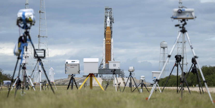 November 13, 2022, Kennedy Space Center, FL, United States of America: Media remote cameras are setup outside the launch zone of the NASA Artemis I Space Launch System rocket with the Orion spacecraft as it is readied at Launch Complex 39B, at the Kennedy Space Center, November 13, 2022, in Cape Canaveral, Florida. After several failed attempts the un-crewed flight test is expected November 16th. Kennedy Space Center United States of America - ZUMAp138 20221113_zaa_p138_001 Copyright: xBillxIngalls Nasax