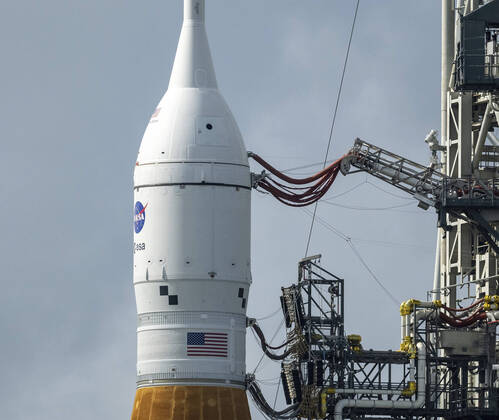 November 14, 2022, Kennedy Space Center, FL, United States of America: Close up of the Orion spacecraft on top of the NASA Artemis I Space Launch System rocket as it is readied at Launch Complex 39B, at the Kennedy Space Center, November 14, 2022, in Cape Canaveral, Florida. After several failed attempts the un-crewed flight test is expected November 16th. Kennedy Space Center United States of America - ZUMAp138 20221114_zaa_p138_091 Copyright: xBillxIngalls Nasax