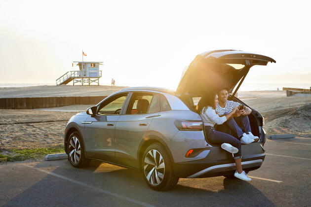 IMAGO Creative: Business, Innovative Technologie-Lösungen Heterosexual couple using smart phone sitting in car trunk Los Angeles, California, United States CR_JAJEES221114-1070948-01 ,model released, Symbolfoto
