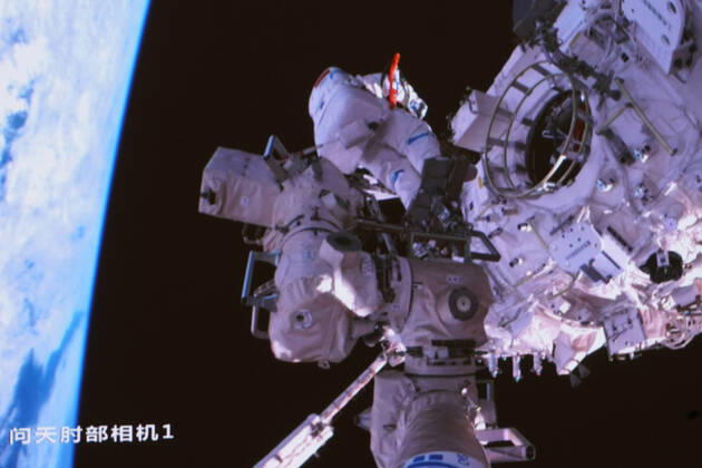 (221117) -- BEIJING, Nov. 17, 2022 -- This screen image captured at Beijing Aerospace Control Center on Nov. 17, 2022 shows China s Shenzhou-14 taikonaut Chen Dong having exited the space station lab module Wentian. The Shenzhou-14 crew on board the orbiting Chinese Tiangong space station is conducting their extravehicular activities for the third time, according to the China Manned Space Agency. (Photo by Xinhua) (EyesonSci) CHINA-SHENZHOU-14-TAIKONAUTS-EXTRAVEHICULAR ACTIVITIES (CN) SunxFengxiao 