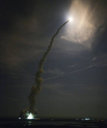 November 16, 2022, Kennedy Space Center, FL, United States of America: Long exposure of the NASA Artemis I Space Launch System rocket lifting the Orion spacecraft into the early morning sky from the Kennedy Space Center, November 16, 2022, in Cape Canaveral, Florida. After several failed attempts the un-crewed flight test lifted off on the first test of the Deep Space Exploration mission. Kennedy Space Center United States of America - ZUMAp138 20221116_zaa_p138_061 Copyright: xJoelxKowsky Nasax