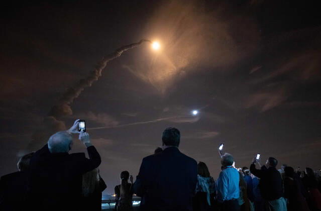 November 16, 2022, Kennedy Space Center, FL, United States of America: Long exposure of the NASA Artemis I Space Launch System rocket lifting the Orion spacecraft into the early morning sky from the Kennedy Space Center, November 16, 2022, in Cape Canaveral, Florida. After several failed attempts the un-crewed flight test lifted off on the first test of the Deep Space Exploration mission. Kennedy Space Center United States of America - ZUMAp138 20221116_zaa_p138_063 Copyright: xBillxIngalls Nasax