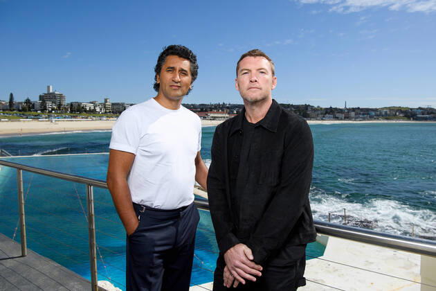 Bilder des Jahres 2022, Entertainment 11 November Entertainment Themen der Woche KW47 Entertainment Bilder des Tages AVATAR THE WAY OF WATER MEDIA CALL SYDNEY, New Zealand actor Cliff Curtis (left), and Australian actor Sam Worthington pose for a photograph during a media call for Avatar: The Way of Water at Bondi Icebergs Club in Sydney, Monday, November 21, 2022. ( NO ARCHIVING, EDITORIAL USE ONLY, NO USE IN BOOKS WITHOUT CONSENT SYDNEY NSW AUSTRALIA  Copyright: xBIANCAxDExMARCHIx 20221121001732937166