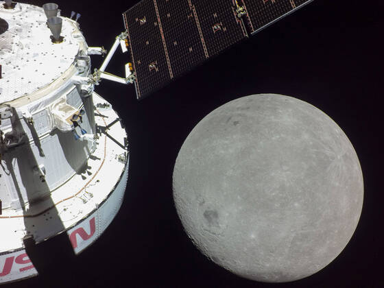 Bilder des Jahres, News 11 November News Themen der Woche KW47 News Bilder des Tages USA, Artemis 1 Mission der NASA - Bilder von Rückseite des Mondes A portion of the far side of the Moon looms large just beyond the Orion spacecraft in this image taken on November 21, 2022, the sixth day of the Artemis I mission by a camera on the tip of one of Orion s solar arrays. The spacecraft entered the lunar sphere of influence Sunday, November 20, making the Moon instead of Earth the main gravitational force acting on the spacecraft. On Monday, November 21, it came within 80 miles of the lunar surface, the closest approach of the uncrewed Artemis I mission before moving into a distant retrograde orbit around the Moon. Artemis I, the first spaceflight in NASA s Artemis program, successfully launched from Kennedy Space Center on November 16 on a planned 25-day mission. NASA WAX2022112103 NASA